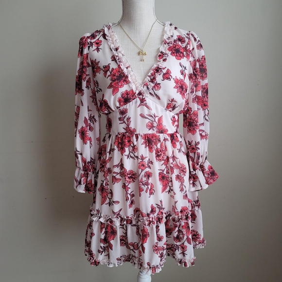 Beatiful Flowy Ivory White Floral dress - Picture 2 of 6